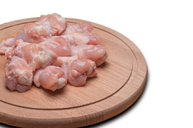 Çiğ tavuk kanadı. Tahta kesme tahtasının üzerinde taze çiğ tavuk kanadı. İzole et..