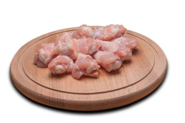 Çiğ tavuk kanadı. Tahta kesme tahtasının üzerinde taze çiğ tavuk kanadı. İzole et..