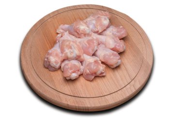 Çiğ tavuk kanadı. Tahta kesme tahtasının üzerinde taze çiğ tavuk kanadı. İzole et..