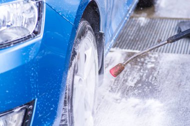 Yüksek Basınçlı Su Kullanma Araç Temizleme.Dış otoparkta basınçlı su ile manuel oto yıkama.