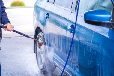 Yüksek Basınçlı Su Kullanma Araç Temizleme.Dış otoparkta basınçlı su ile manuel oto yıkama.