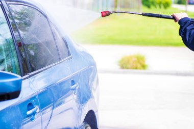 Yüksek Basınçlı Su Kullanma Araç Temizleme.Dış otoparkta basınçlı su ile manuel oto yıkama.