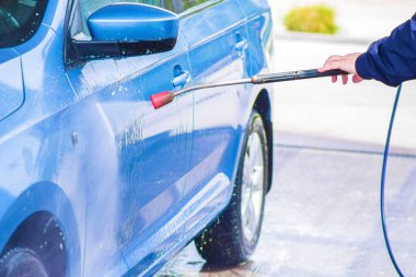 Yüksek Basınçlı Su Kullanma Araç Temizleme.Dış otoparkta basınçlı su ile manuel oto yıkama.