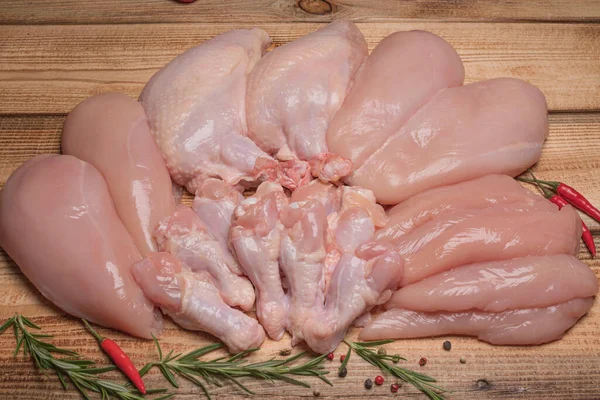 Surowe Mięso Kurczaka Drewnianej Płycie Zdrowe Odżywianie Surowe Świeże Mięso — Zdjęcie stockowe