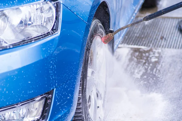 Czyszczenie Samochodu Przy Użyciu Wody Wysokociśnieniowej Ręczny Myjnia Samochodowa Wodą — Zdjęcie stockowe