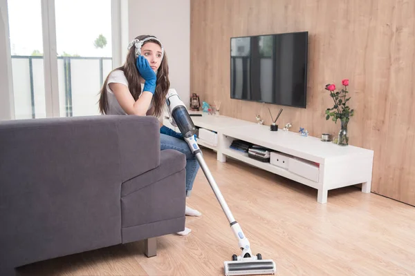 Uma Jovem Cansada Limpar Casa Está Sentada Sofá Com Aspirador — Fotografia de Stock