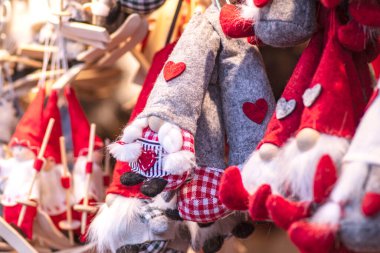 Oyuncaklardan yeni yıl arkaplanı. Kumaş ve kürkten yeni yıl oyuncakları..