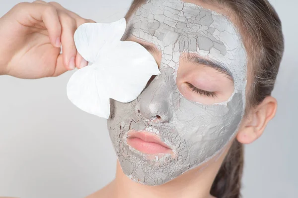 Jong Meisje Een Cosmetische Grijze Masker Beauty Gezicht Huidverzorging Vrouw — Stockfoto