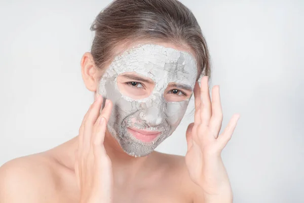Maquiagem Natural Aplicando Máscara Argila Cinza Face Young Menina Uma — Fotografia de Stock
