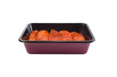 Market için kırmızı salamura edilmiş tavuk filetosu. Süpermarket için ürün. Çiğ marine edilmiş tavuk..