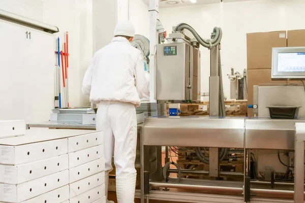 Ürün kutularında mal paketlemek. Gıda ürünü endüstrisi ve yüksek teknoloji üretim süreci için karton kutu paketleme.