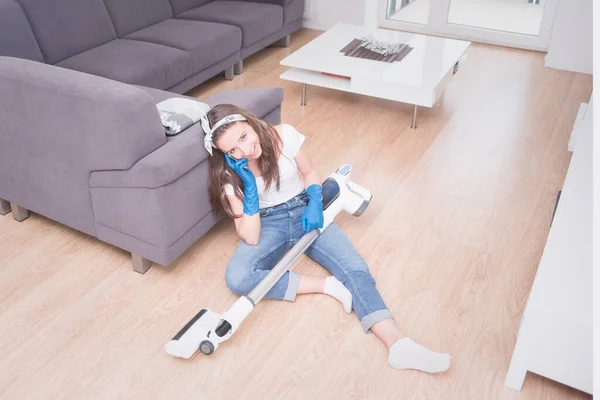 Jovem Limpa Apartamento Menina Cansada Depois Limpar Senta Chão Com — Fotografia de Stock