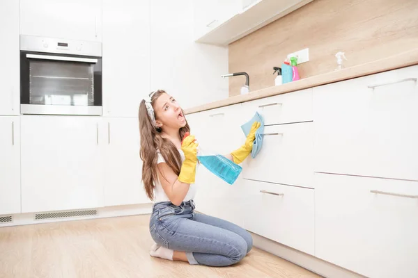 House Cleaning Service Beautiful Cheerful Young Girl Protective Gloves Washing — стоковое фото