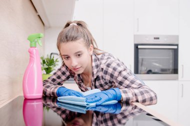 Genç bir kadın ev işi yapıyor, mutfağı temizliyor. Genç bir kız mutfağı temizliyor. Odayı temizliyorum..