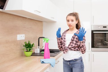 Genç bir kadın ev işi yapıyor, mutfağı temizliyor. Genç bir kız mutfağı temizliyor. Odayı temizliyorum..