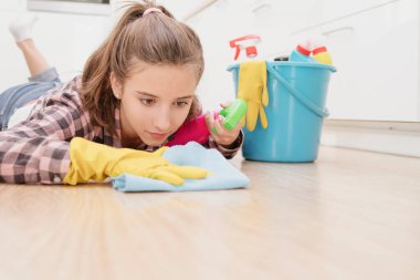 Genç bir kadın ev işi yapıyor, mutfağı temizliyor. Genç bir kız mutfağı temizliyor. Odayı temizliyorum..