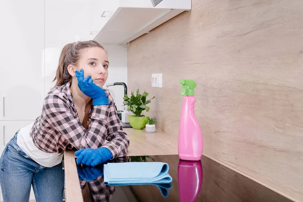 Genç bir kadın ev işi yapıyor, mutfağı temizliyor. Genç bir kız mutfağı temizliyor. Odayı temizliyorum..