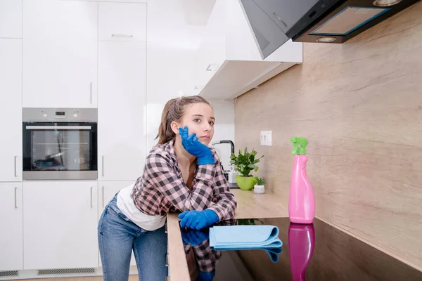 Jovem Mulher Fazendo Tarefas Domésticas Limpando Cozinha Jovem Menina Limpando — Fotografia de Stock