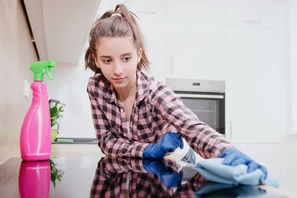 Genç bir kadın ev işi yapıyor, mutfağı temizliyor. Genç bir kız mutfağı temizliyor. Odayı temizliyorum..