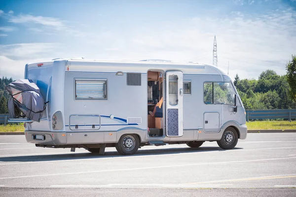 Seyahat arabası ve kamp bagajı dolu bagajda. Açık havada dolaşma arzusu. Açık hava, macera ve seyahat aracı. Seyahat arabası..