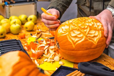 Cadılar Bayramı oyulmuş balkabağı figürleri. Cadılar Bayramı balkabağı..