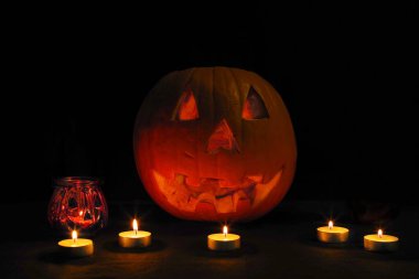 Cadılar Bayramı için balkabağı turuncusu ve mumlar. Cadılar Bayramı konsepti.