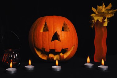 Cadılar Bayramı için balkabağı turuncusu ve mumlar. Cadılar Bayramı konsepti.