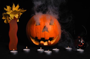 Cadılar Bayramı için balkabağı turuncusu ve mumlar. Cadılar Bayramı konsepti.