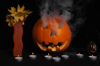 Cadılar Bayramı için balkabağı turuncusu ve mumlar. Cadılar Bayramı konsepti.