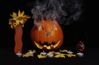 Cadılar Bayramı için balkabağı turuncusu ve mumlar. Cadılar Bayramı konsepti.