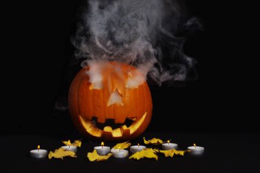 Cadılar Bayramı için balkabağı turuncusu ve mumlar. Cadılar Bayramı konsepti.