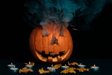 Cadılar Bayramı için balkabağı turuncusu ve mumlar. Cadılar Bayramı konsepti.