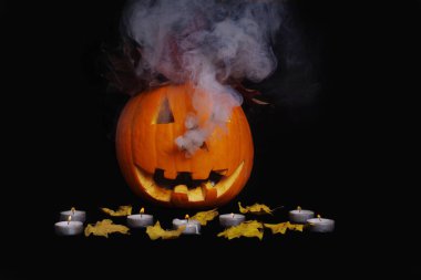 Cadılar Bayramı için balkabağı turuncusu ve mumlar. Cadılar Bayramı konsepti.