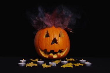 Cadılar Bayramı için balkabağı turuncusu ve mumlar. Cadılar Bayramı konsepti.