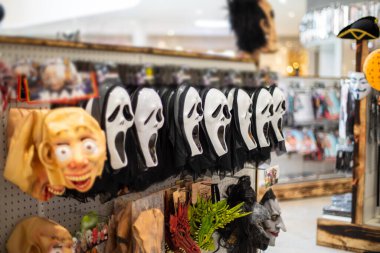 Süpermarketten Cadılar Bayramı maskesi. Mağazadaki Cadılar Bayramı için korkunç bir maske. Cadılar Bayramı konsepti.