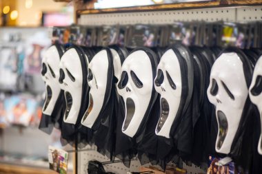 Süpermarketten Cadılar Bayramı maskesi. Mağazadaki Cadılar Bayramı için korkunç bir maske. Cadılar Bayramı konsepti.