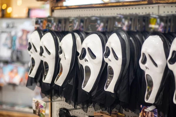 Süpermarketten Cadılar Bayramı maskesi. Mağazadaki Cadılar Bayramı için korkunç bir maske. Cadılar Bayramı konsepti.