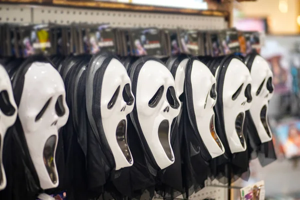 Süpermarketten Cadılar Bayramı maskesi. Mağazadaki Cadılar Bayramı için korkunç bir maske. Cadılar Bayramı konsepti.