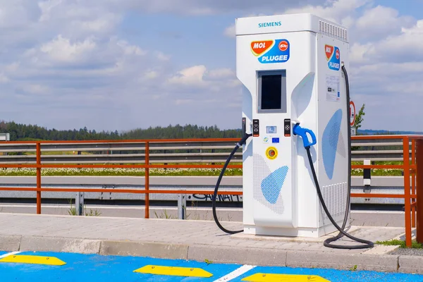 07.2020, Çek Cumhuriyeti. Günlük hayatta yeni teknolojiler, çevre dostu ve ekolojik olarak saf enerji kullanımı. Elektrikli araçlar için şarj istasyonu, elektro araba şarj istasyonu .