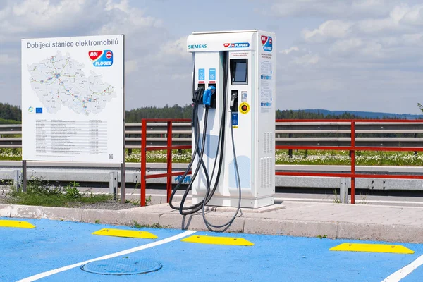 07.2020, Çek Cumhuriyeti. Günlük hayatta yeni teknolojiler, çevre dostu ve ekolojik olarak saf enerji kullanımı. Elektrikli araçlar için şarj istasyonu, elektro araba şarj istasyonu .