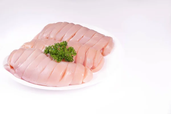 白い皿の上に生のチキンフィレを切る 生の七面鳥肉フィレと料理のトップビュー — ストック写真