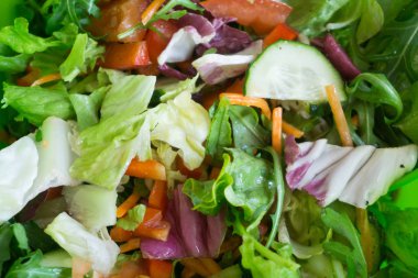 Sağlıklı Vejetaryen yiyecekler için farklı sebze taze karışık salata