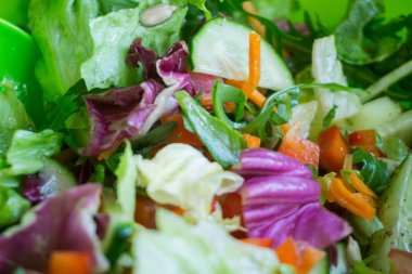 Sağlıklı Vejetaryen yiyecekler için farklı sebze taze karışık salata