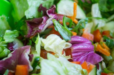 Sağlıklı Vejetaryen yiyecekler için farklı sebze taze karışık salata