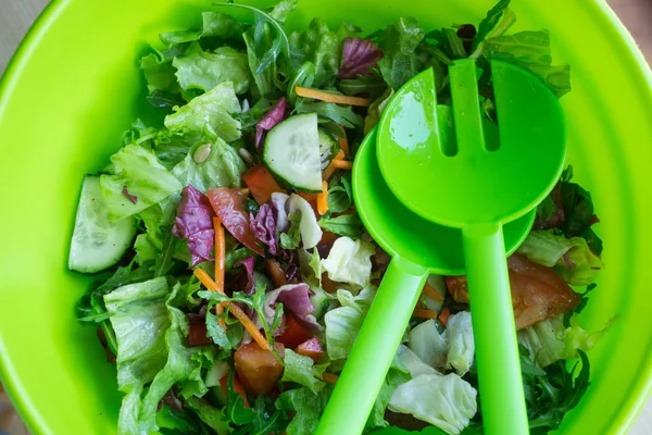 Salade Fraîche Mélangée Avec Différents Légumes Pour Une Alimentation Végétarienne — Photo