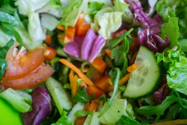 Färsk Blandad Sallad Med Olika Grönsaker För Hälsosam Vegetarisk Mat — Stockfoto