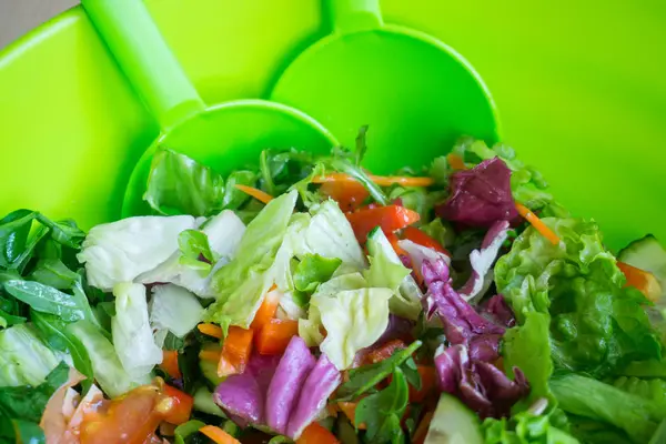 Verse Gemengde Salade Met Verschillende Groenten Voor Gezond Vegetarisch Eten — Stockfoto
