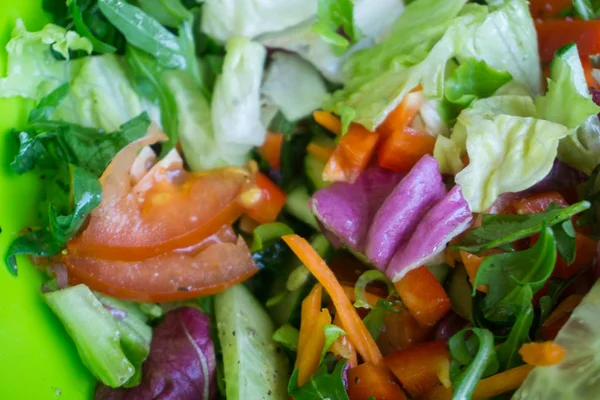 Verse Gemengde Salade Met Verschillende Groenten Voor Gezond Vegetarisch Eten — Stockfoto