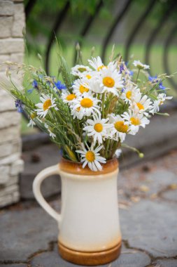 Yaz ortasında Letonya: kutlama Ligo içinde Haziran dekorasyon ev alan çiçek buketi ile
