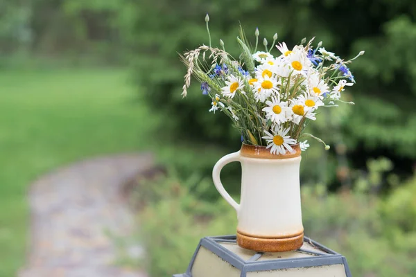 Yaz ortasında Letonya: kutlama Ligo içinde Haziran dekorasyon ev alan çiçek buketi ile